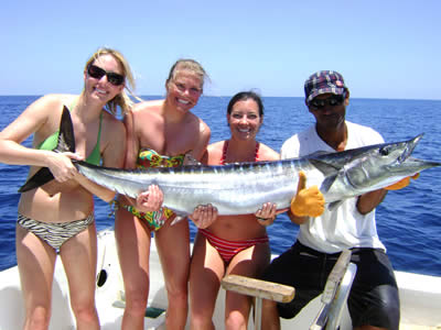 Ladies wahoo fishing in Guanacaste